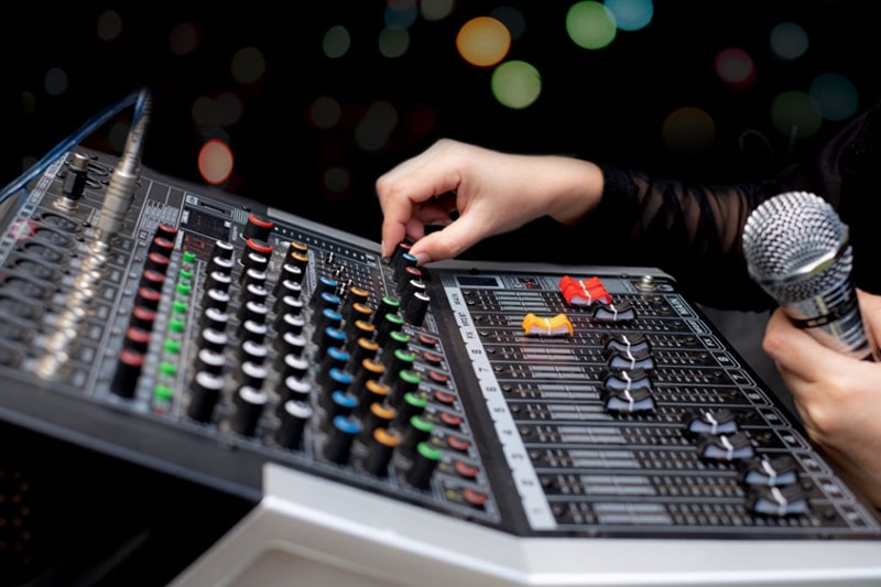Chỉnh âm thanh hội trường chi tiết với mixer